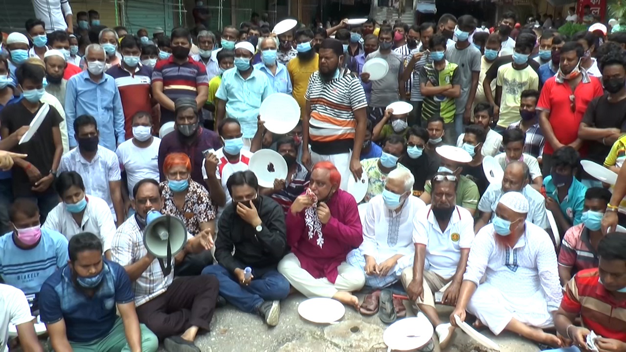 দোকানপাট খুলে দেয়ার দাবিতে রাজশাহীতে ব্যবসায়ীদের বিক্ষোভ