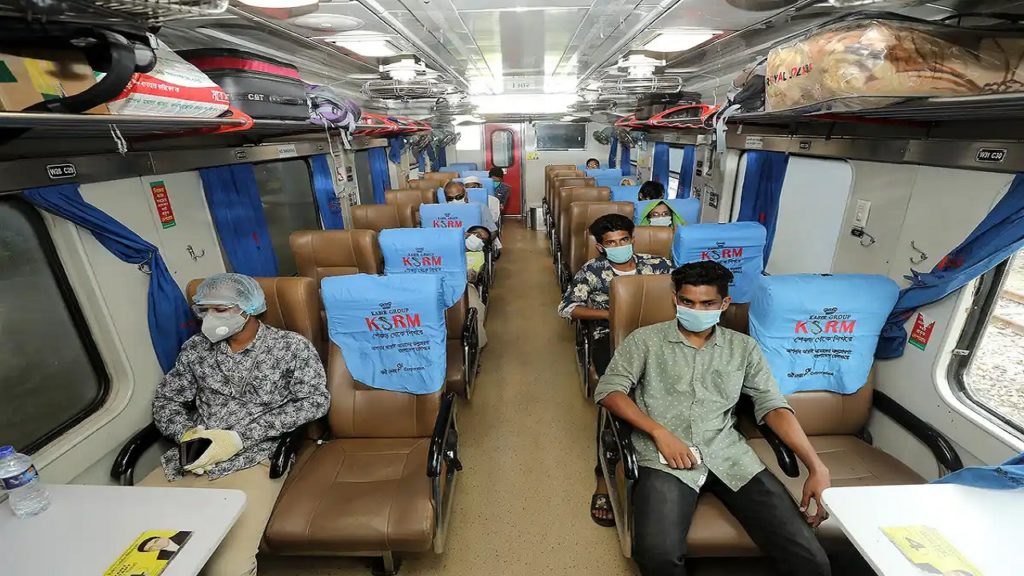 স্বাস্থ্যবিধি মেনে যাত্রী নিয়ে স্টেশন ছাড়ছে ট্রেন