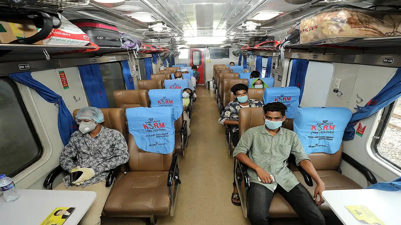 স্বাস্থ্যবিধি মেনে যাত্রী নিয়ে স্টেশন ছাড়ছে ট্রেন স্বাস্থ্যবিধি মেনে যাত্রী নিয়ে স্টেশন ছাড়ছে ট্রেন