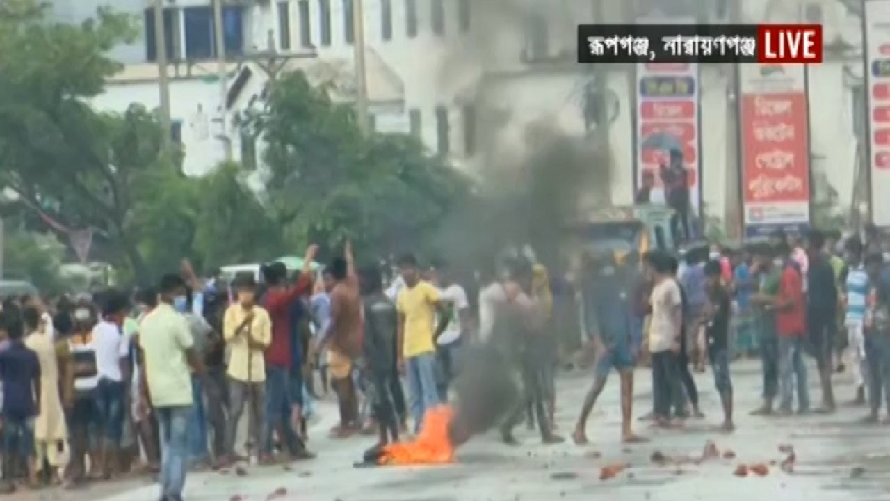 সেজান ফ্যাক্টরিতে আগুন: যমুনা টিভির রিপোর্টার ও ক্যামেরা পারসনের ওপর হামলা