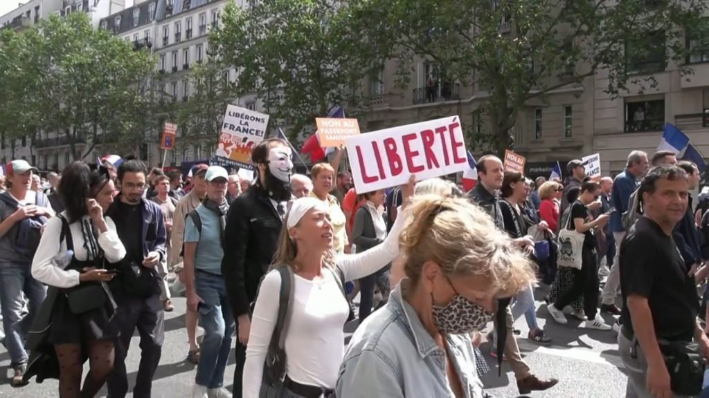 ফ্রান্সে করোনা সংক্রান্ত বিশেষ পাসের প্রতিবাদে বিক্ষোভ