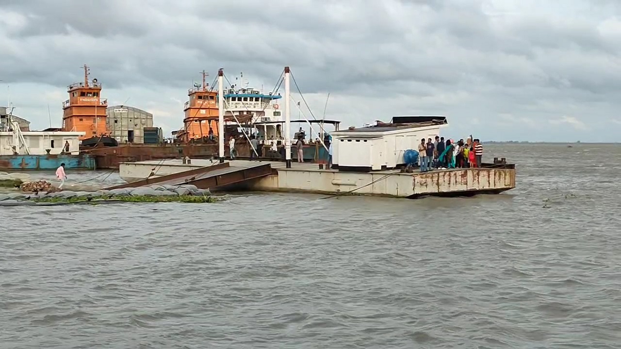 পদ্মায় তীব্রস্রোতে শিমুলিয়া-বাংলাবাজার রুটে ফেরি বন্ধ