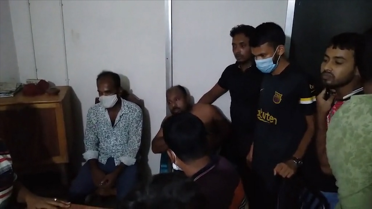 ঝিনাইদহে ব্যবসায়ীকে ছুরিকাঘাত; অভিযুক্তের সাথে ছিলো সাদা পোশাকের দুই পুলিশ সদস্য