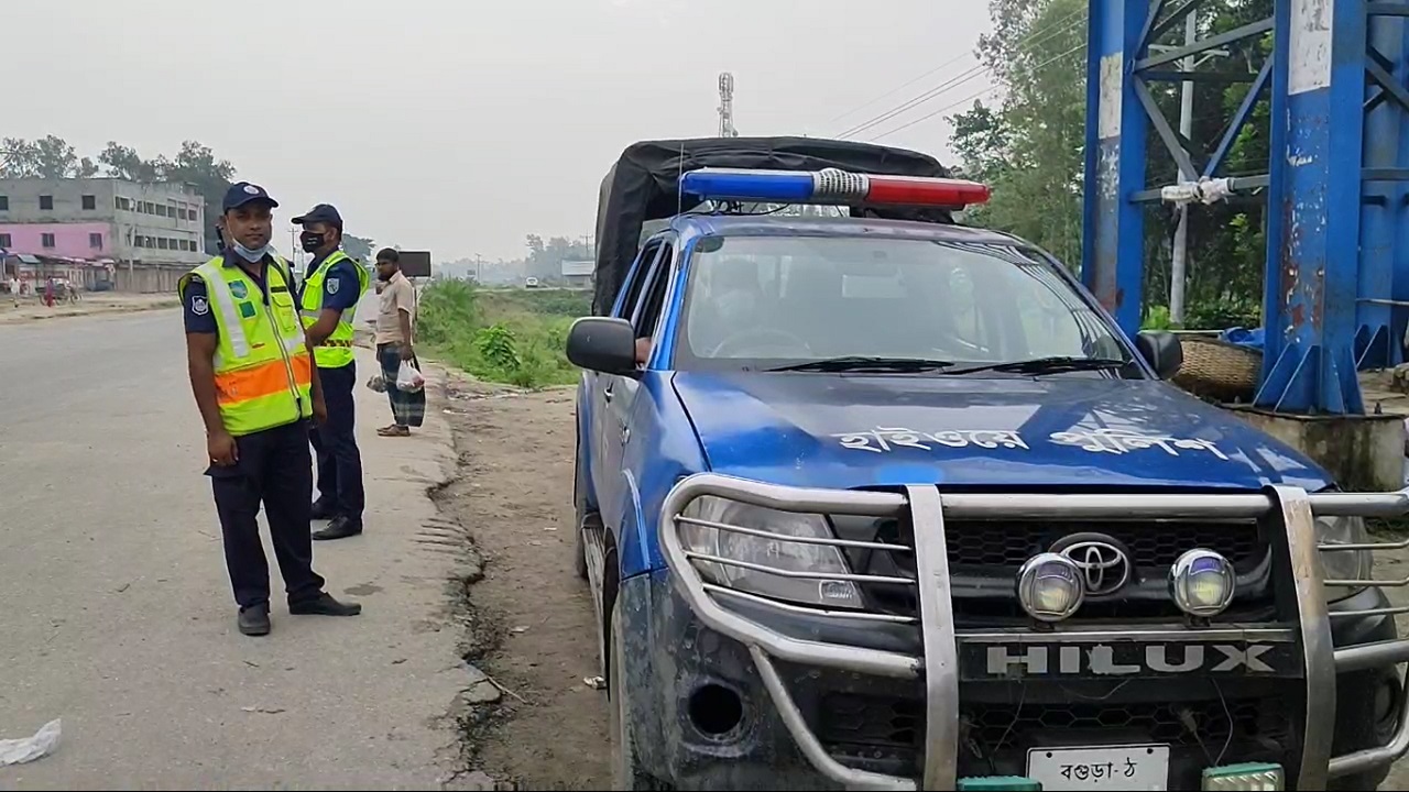 সিরাজগঞ্জে কাভার্ড ভ্যানের ধাক্কায় নিহত ৩