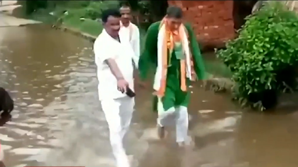 প্রতিশ্রুতি রক্ষা না করায় বিধায়ককে নোংরা পানিতে হাঁটালো জনগণ