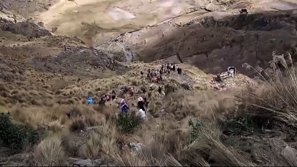 বলিভিয়ায় যাত্রীবাহী বাস খাদে পড়ে কমপক্ষে ২১ জন নিহত