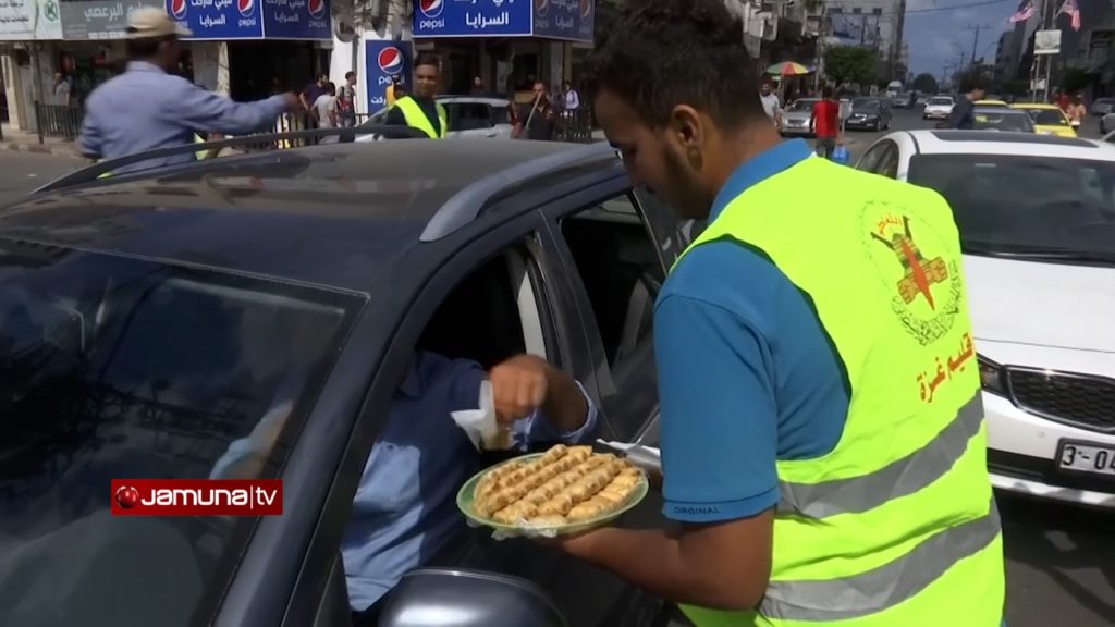 ইসরায়েলের জেল থেকে ফিলিস্তিনি বন্দি পালানোয় মিষ্টি বিতরণ হামাসের