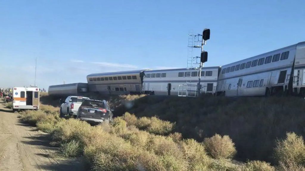 যুক্তরাষ্ট্রে ট্রেন লাইনচ্যুত, নিহত ৩