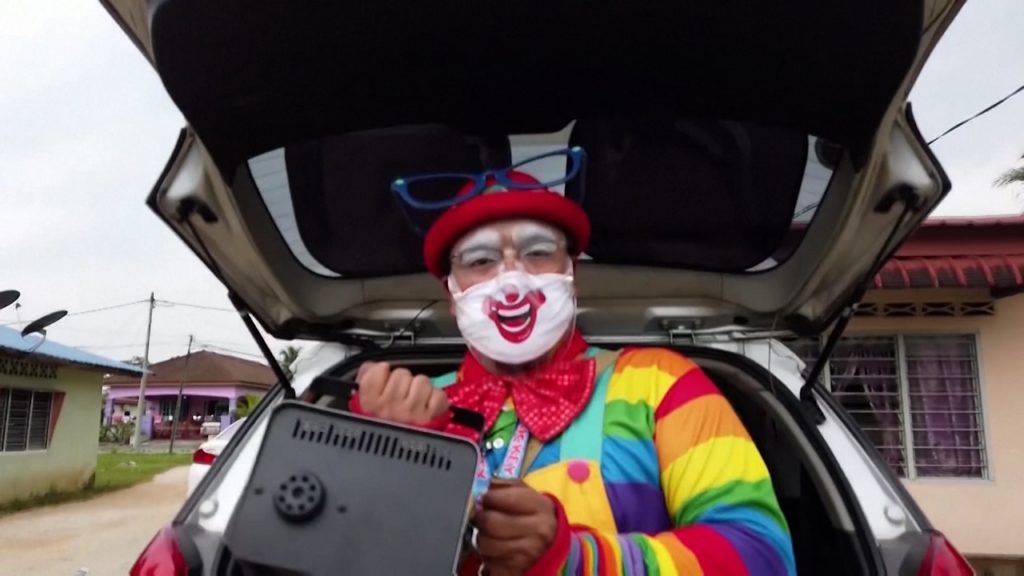 মানুষকে আনন্দ দিতে ফগিং ক্লাউন সেজে বাড়ি বাড়ি করেন জীবাণুনাশক স্প্রে