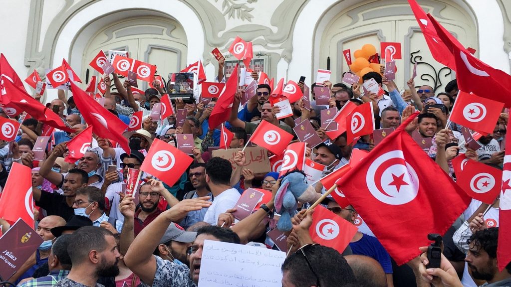 প্রেসিডেন্ট কায়েস সাঈদের পদত্যাগের দাবিতে উত্তাল তিউনিসিয়া