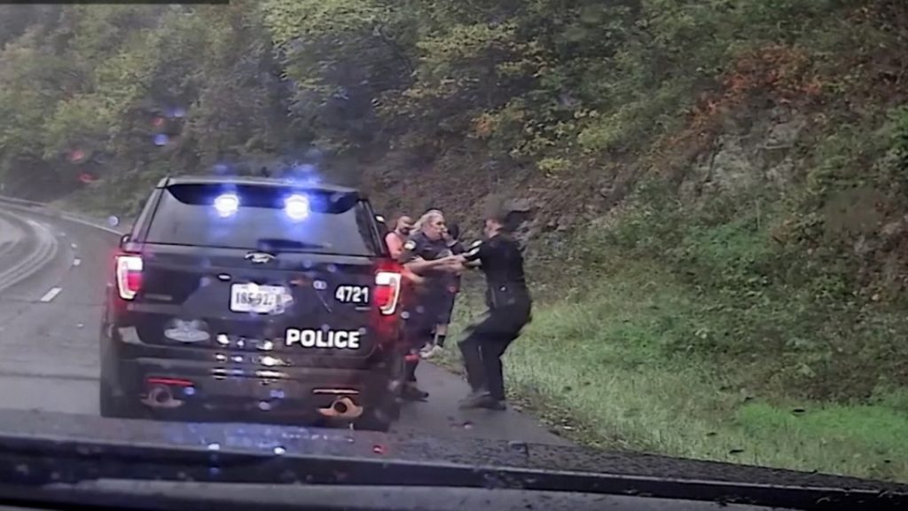 সহকর্মীর তৎপরতায় প্রাণে বাঁচলেন যুক্তরাষ্ট্রের এক নারী পুলিশ কর্মকর্তা