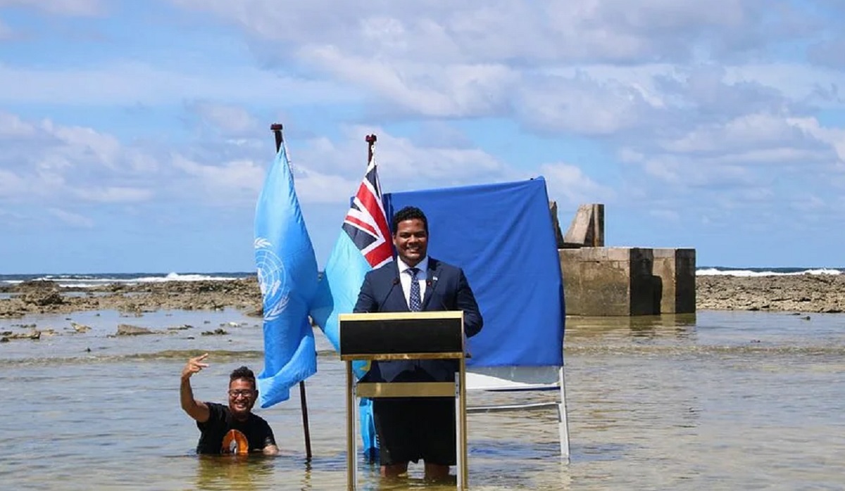 তলিয়ে যাচ্ছে দেশ, জলবায়ু সম্মেলনে হাঁটু পানিতে নেমে বার্তা পাঠালেন মন্ত্রী