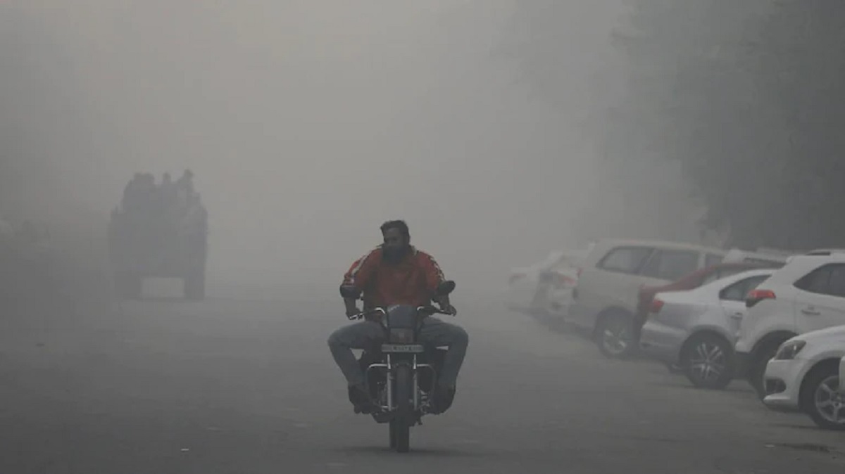 দিল্লির বাতাস এতই দূষিত যে, দিনেও লাইট জ্বালিয়ে চলতে হয়