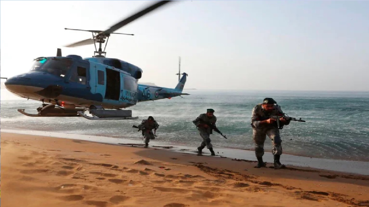 বিশেষ সামরিক মহড়ায় ইরান, তবে কি নতুন কোনো বার্তা!