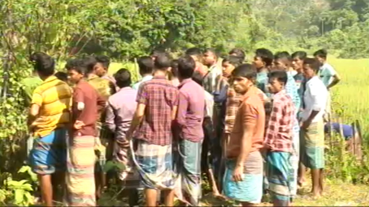 জিরো লাইনে পড়ে আছে দুই বাংলাদেশির লাশ