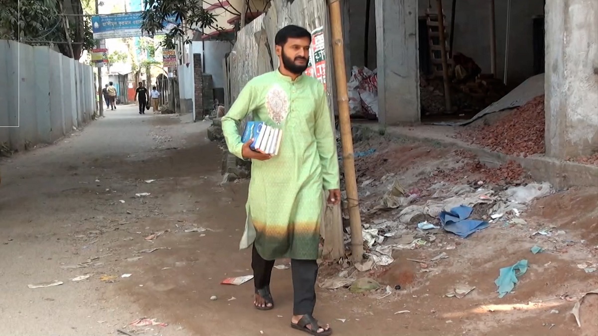 নরসিংদীর আলোর ফেরিওয়ালা