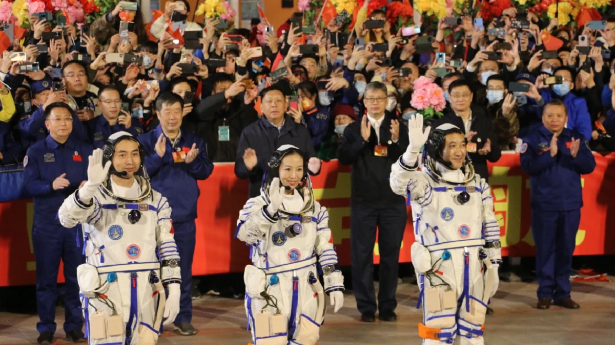 প্রথমবারের মতো মহাকাশে হাটলেন চীনা নারী