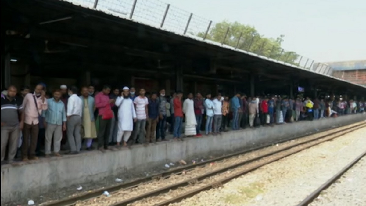 গণপরিবহন বন্ধ, বাড়তি চাপ ট্রেনে