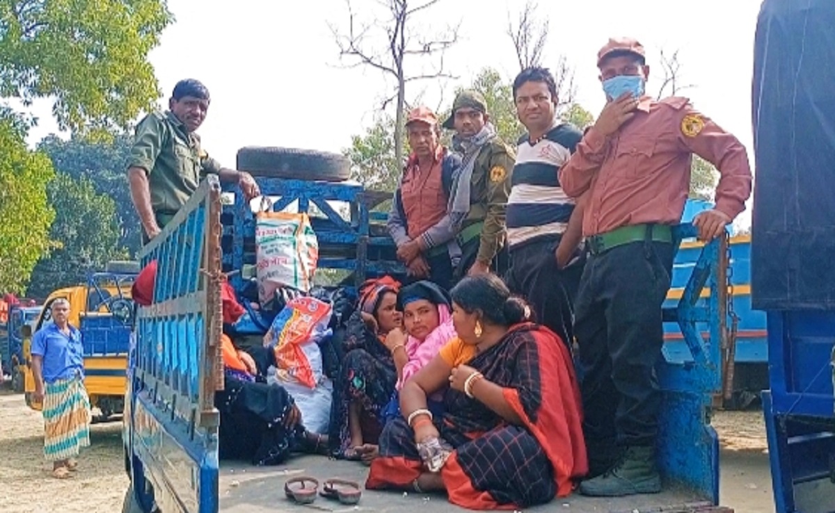 টাঙ্গাইল-৭ উপনির্বাচনের সরঞ্জাম পৌঁছানো হচ্ছে, ভোট কাল