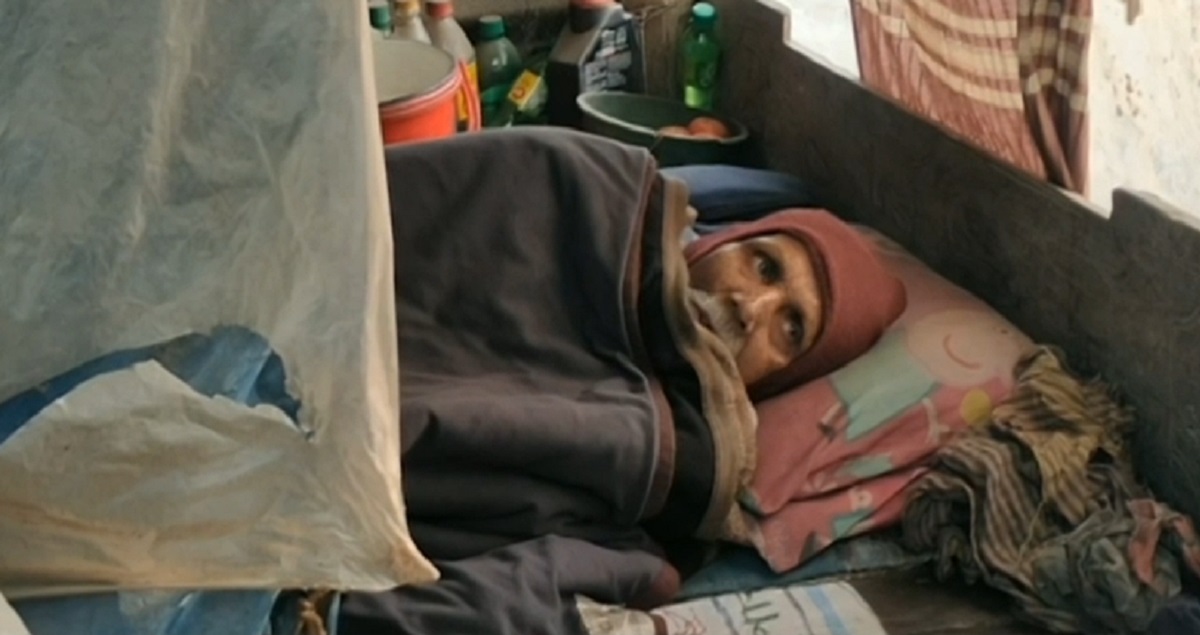 স্ত্রী-সন্তানের অবহেলায় বৃদ্ধের ঠাঁয় ঝুপড়ি ঘরে, সাহায্যের আশ্বাস প্রশাসনের