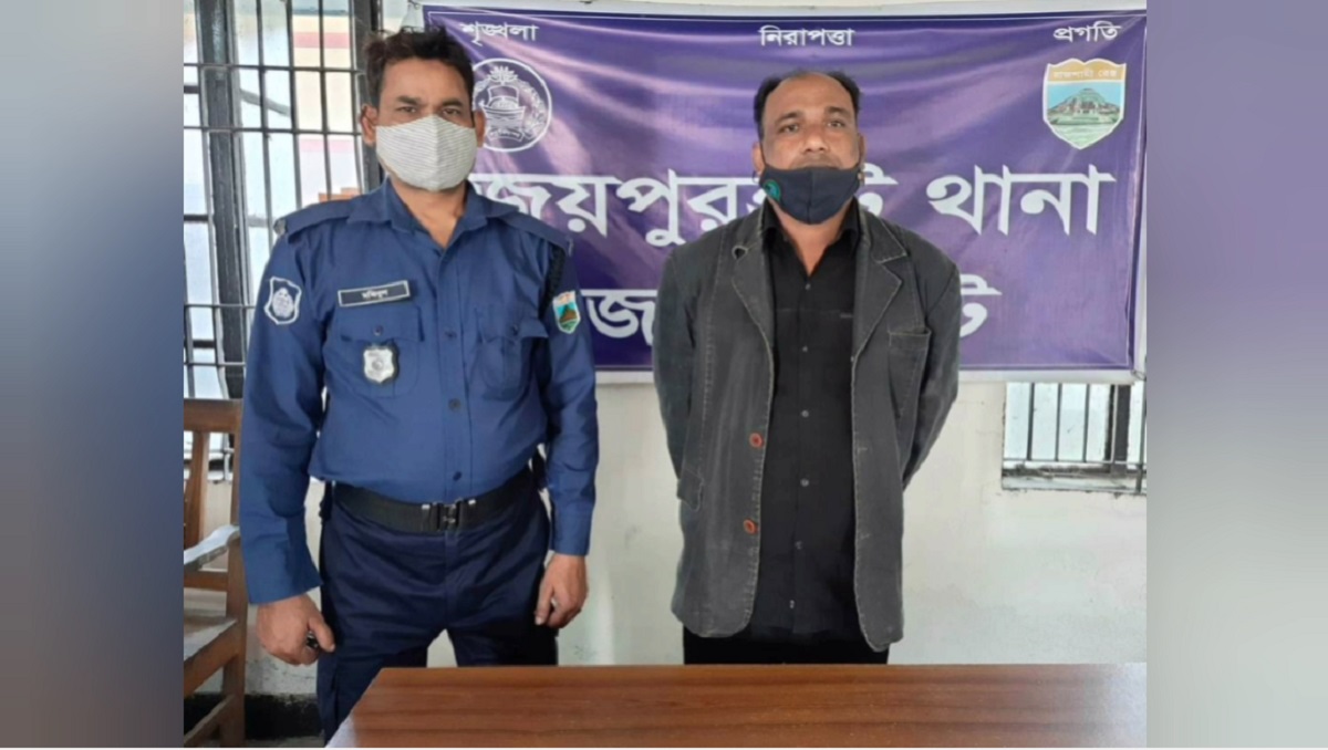 জয়পুরহাটে ভুয়া এসআই উত্তম কুমার পুলিশের হাতে আটক
