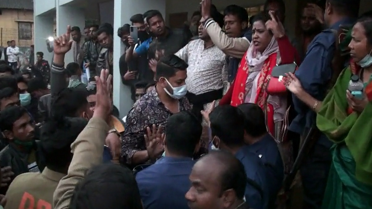 নাটোরে কেন্দ্রীয় নেতাদের সামনেই আওয়ামী লীগের ২ গ্রুপের সংঘর্ষ, আহত ১০