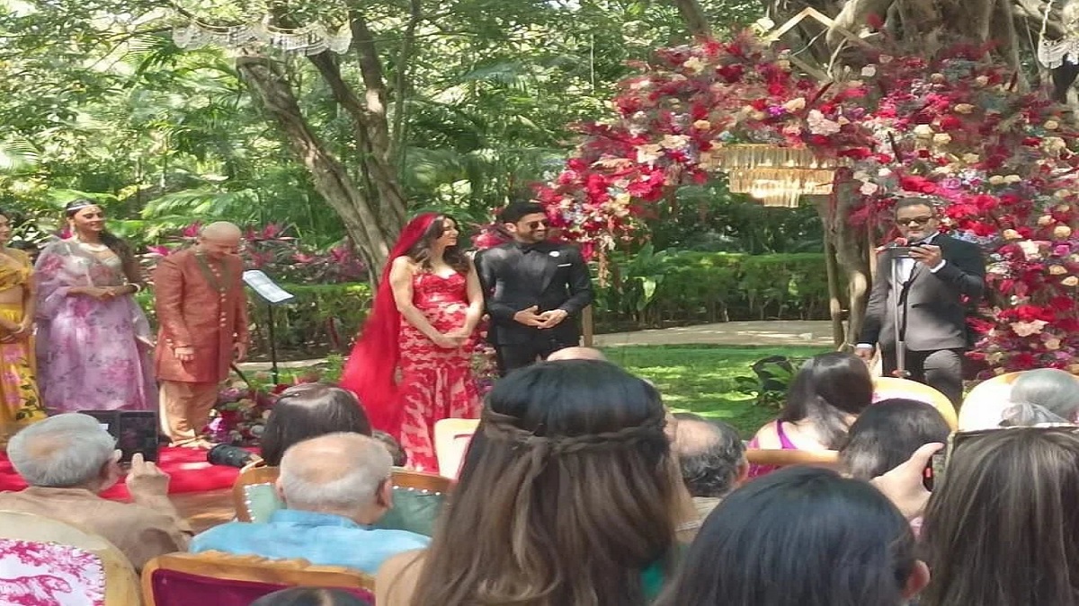 অভিনব কায়দায় বিয়ে সারলেন ফারহান-শিবানী