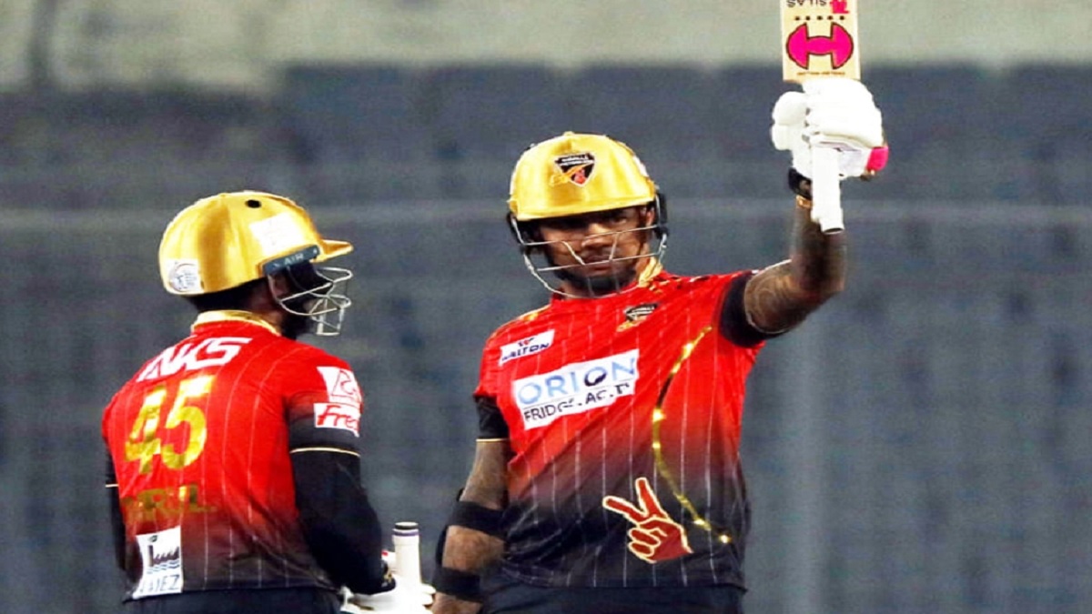 তাণ্ডব চালালেন নারিন, গড়লেন রেকর্ড