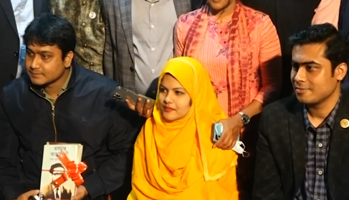 পা দিয়ে লিখে জিপিএ-৫ পাওয়া তামান্নার বাড়িতে জয় ও লেখক