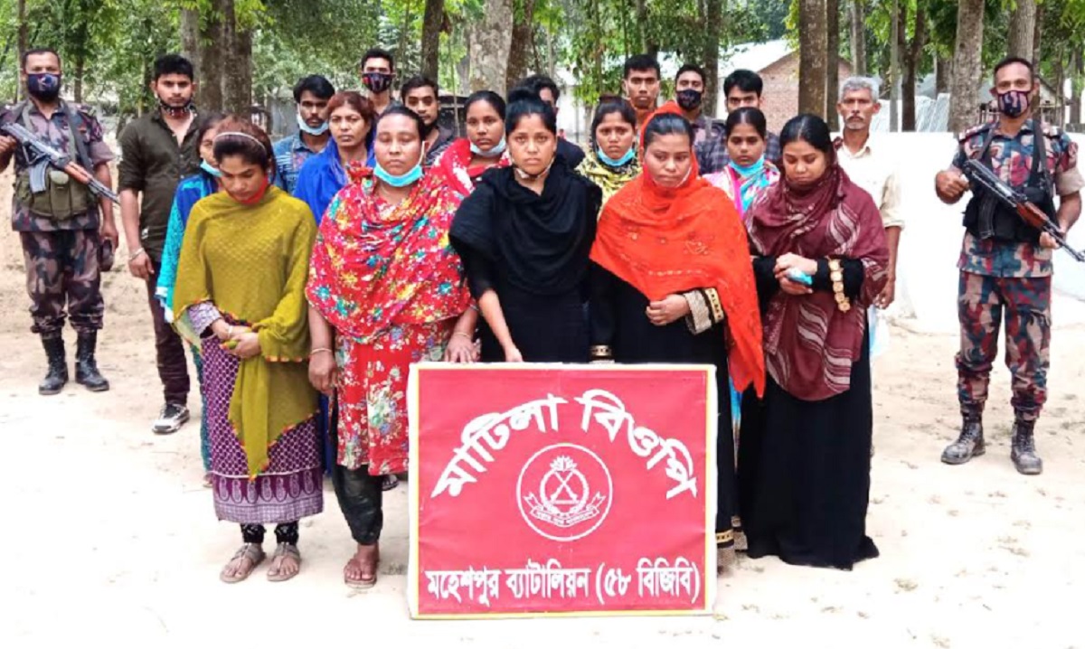 অবৈধভাবে সীমান্ত অতিক্রমকালে ঝিনাইদহে শিশুসহ আটক ২২