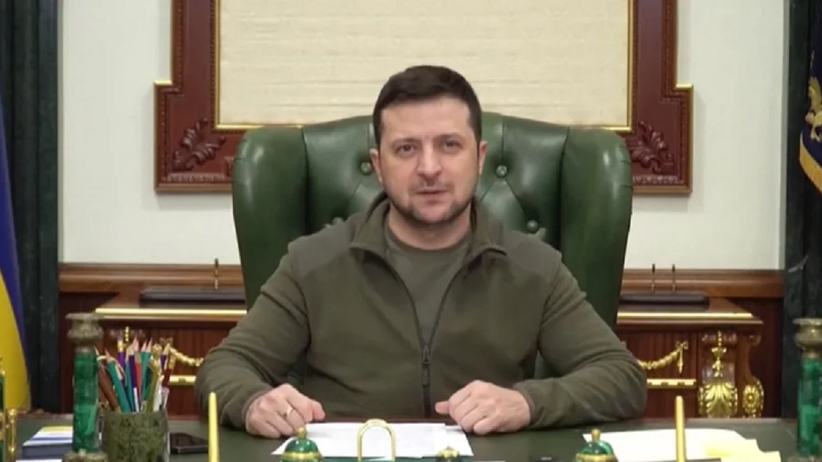 যুদ্ধ শুরুর পর প্রথমবার কার্যালয়ে জেলেনস্কি, ‘ভয় পাই না’ বলে জানালেন নিজের অবস্থানও