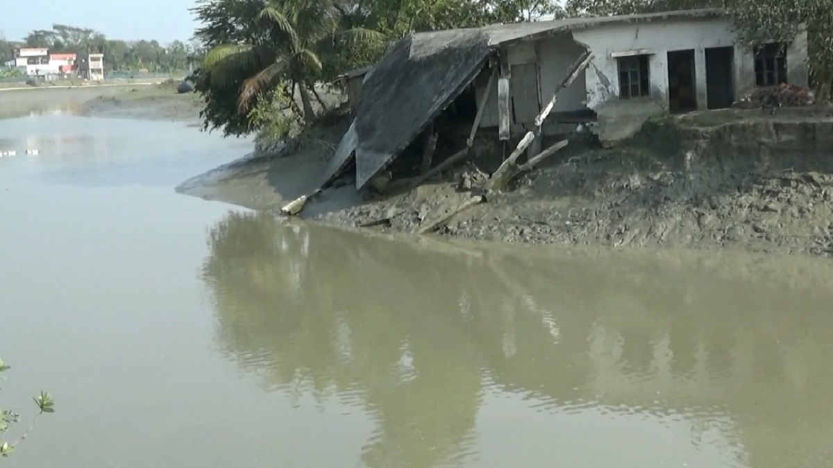 বাগেরহাটের দাউদখালী নদী ভাঙছেই