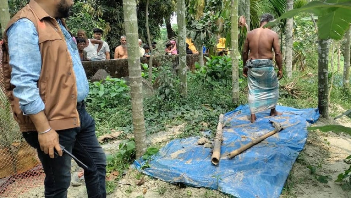 নোয়াখালীতে মৃত্যুর দুই মাস পর কবর থেকে গৃহবধূর লাশ উত্তোলন