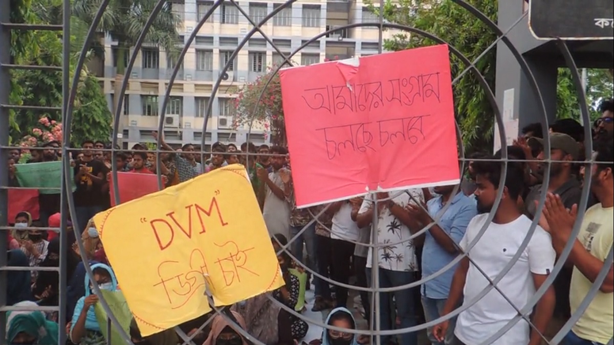 ঝিনাইদহের প্রাণিসম্পদ অধিদফতরের খুলনা বিভাগীয় পরিচালক অবরুদ্ধ