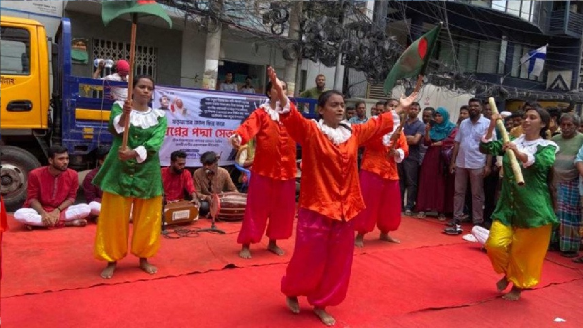 পদ্মা সেতুর উদ্বোধন উপলক্ষ্যে শহরজুড়ে ঢাবি শিক্ষার্থীদের গীতিনাট্য
