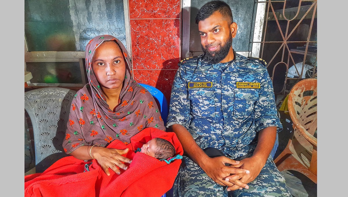 বন্যার মধ্যে গর্ভবতী মায়ের সন্তান প্রসবে নৌবাহিনীর সহযোগিতা, নাম দুর্জয়