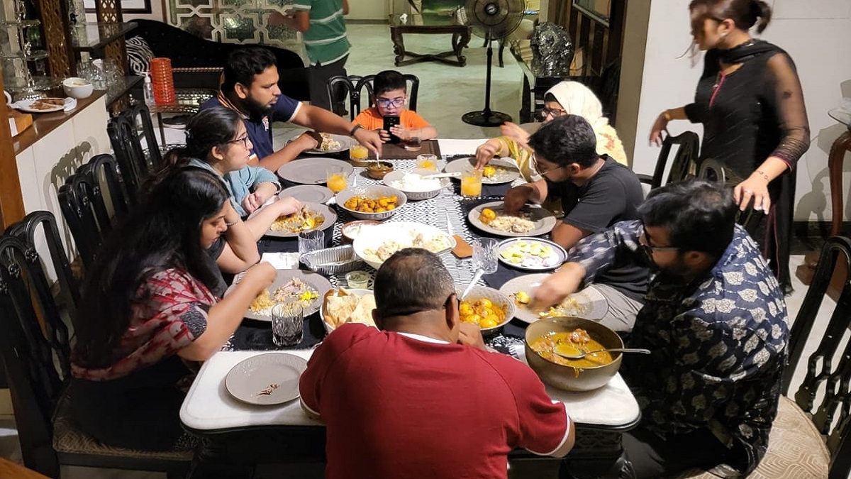 একসাথে খাওয়ার ছবি পোস্ট করে দোয়া চাইলেন ওমর সানী