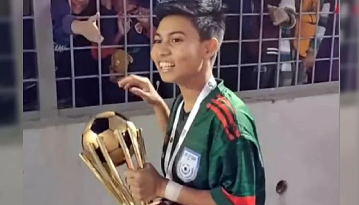 বন্যার্তদের জন্য নিজের ট্রফি নিলামে তুলছেন ফুটবলার শাহেদা