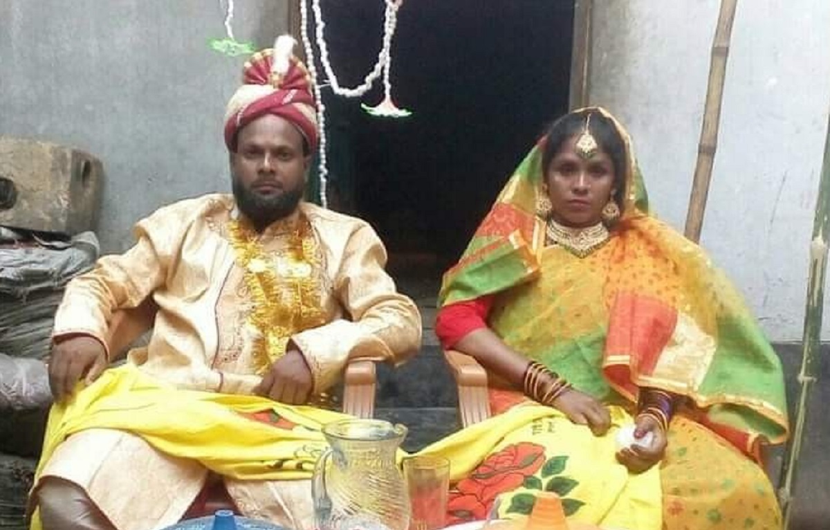 ১৭ বছর পর সন্তান ও শতাধিক বরযাত্রী নিয়ে বিয়ের অনুষ্ঠান করলেন দম্পতি