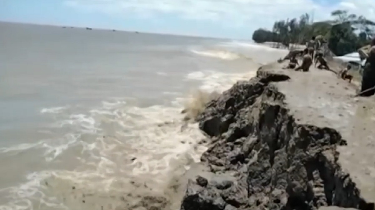 বেড়িবাঁধের ভাঙনে সাগরে তলিয়ে যাচ্ছে কক্সবাজারের কুতুবদিয়া