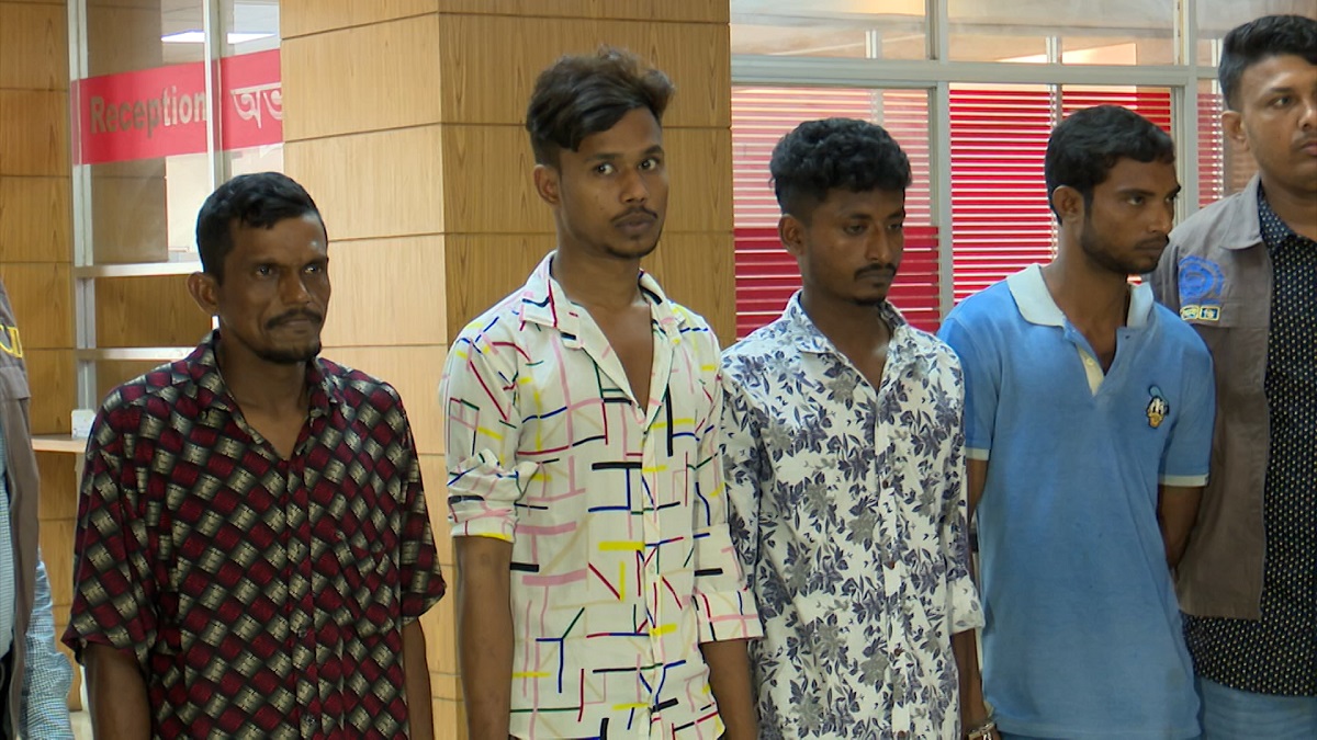 বাসের কাগজপত্র চুরি করে আদায় করতো চাঁদা, চক্রের ৪ সদস্য আটক