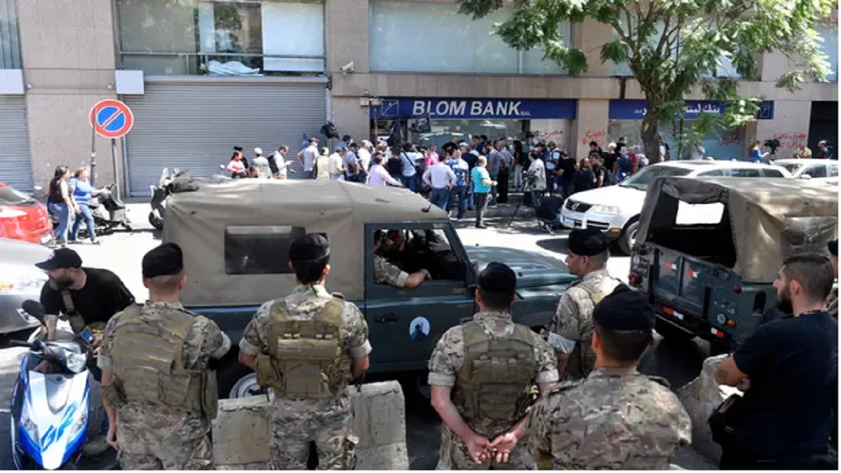 আবারও লেবাননে অস্ত্র দেখিয়ে ব্যাংক থেকে অর্থ আদায়