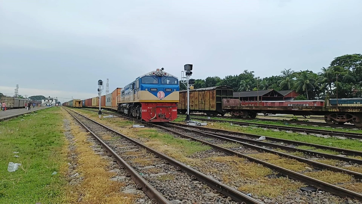 মাতাল হয়ে বসে ছিলেন রেললাইনে, ট্রেনে কাটা পড়লেন তরুণ-তরুণী