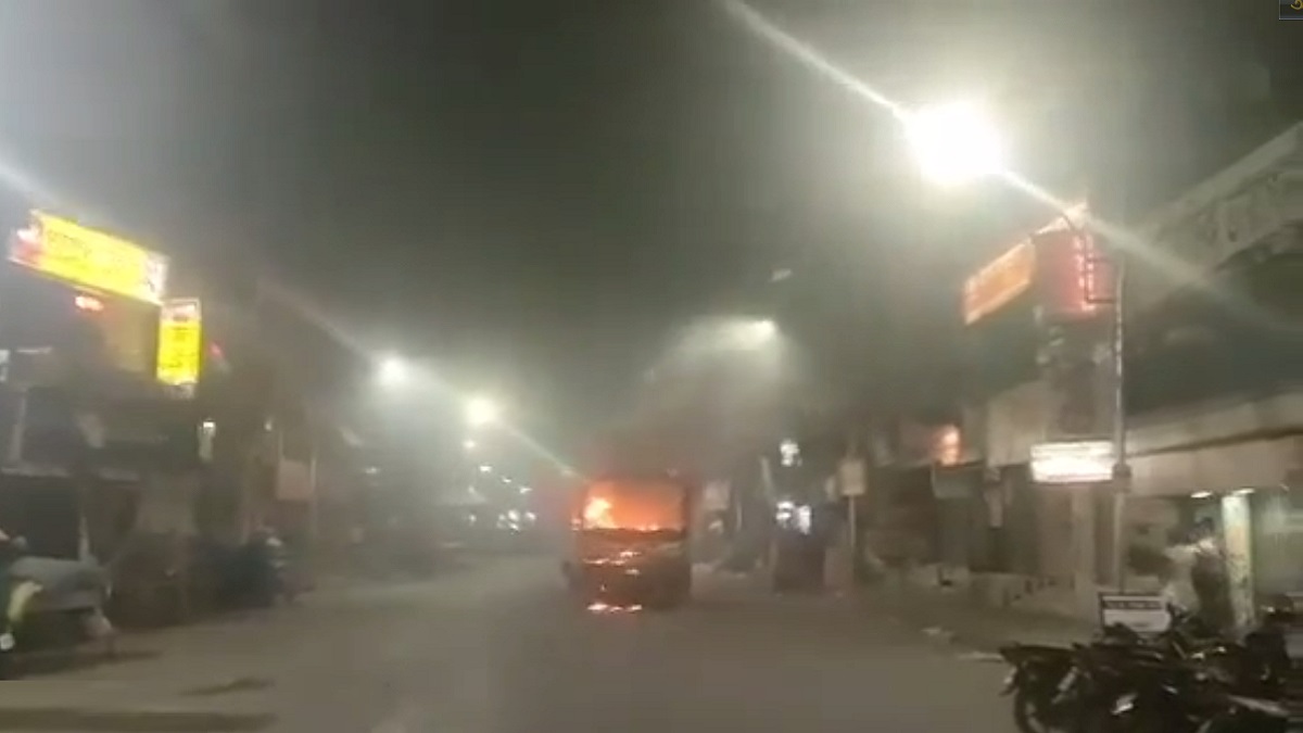 ভাড়া নিয়ে বিবাদ, হেলপারের ধাক্কায় যাত্রীর মৃত্যু (ভিডিও)