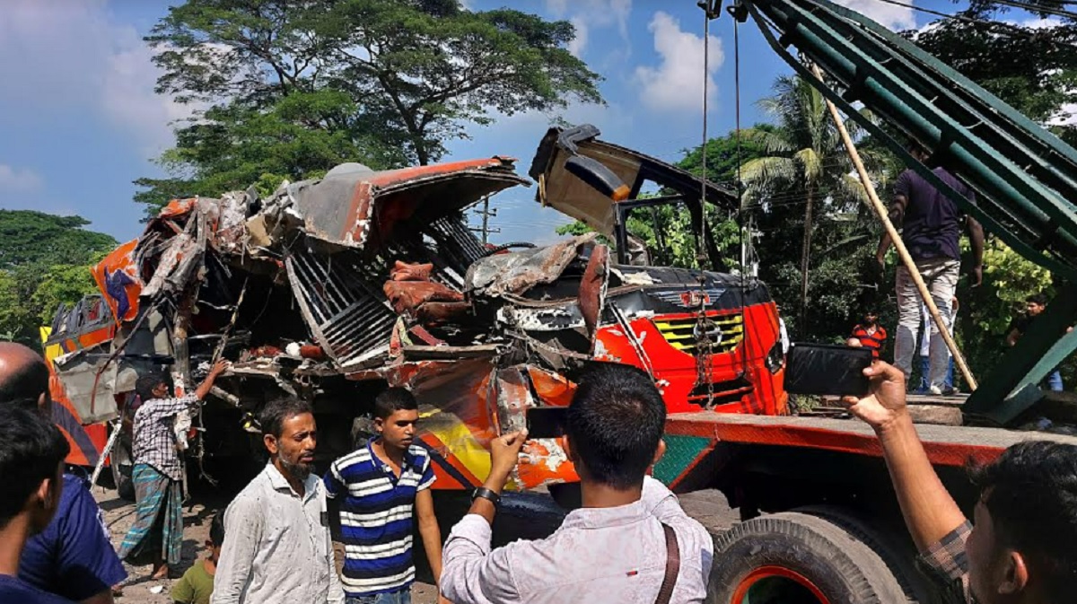 ফেনীতে বাস-কাভার্ডভ্যানের সংঘর্ষ, নিহত ৪