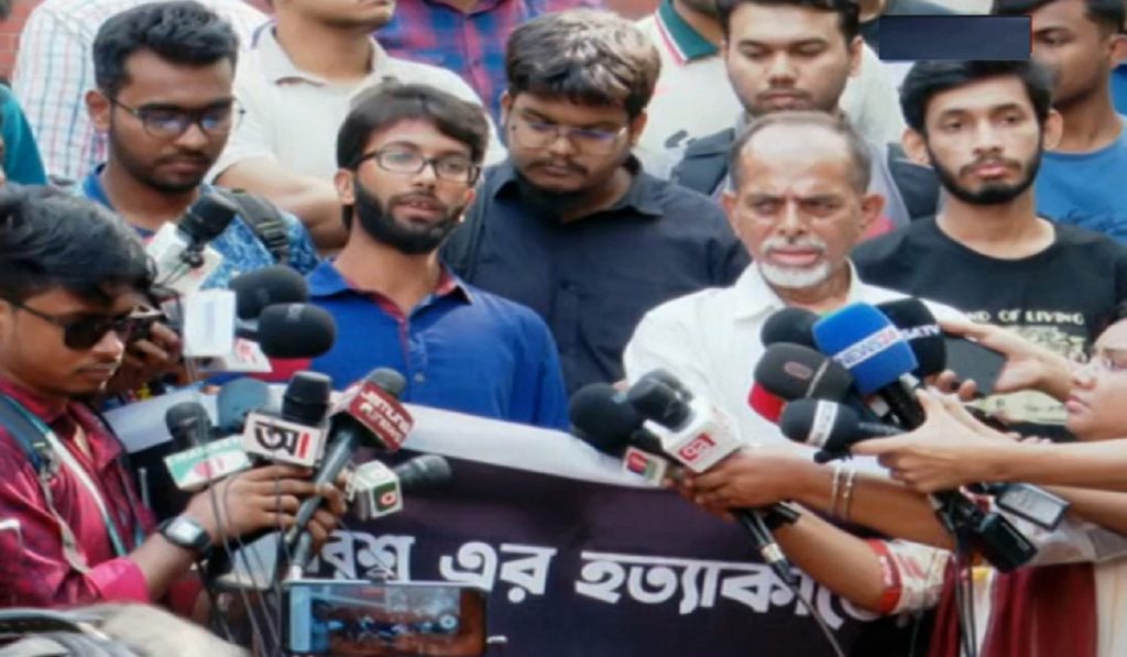 ফারদিন হত্যার সুষ্ঠু বিচারের দাবিতে বুয়েট শিক্ষার্থীদের মানববন্ধন।