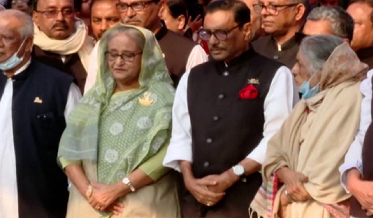 বঙ্গবন্ধুর প্রতিকৃতিতে আ.লীগের নতুন কমিটির শ্রদ্ধা নিবেদন