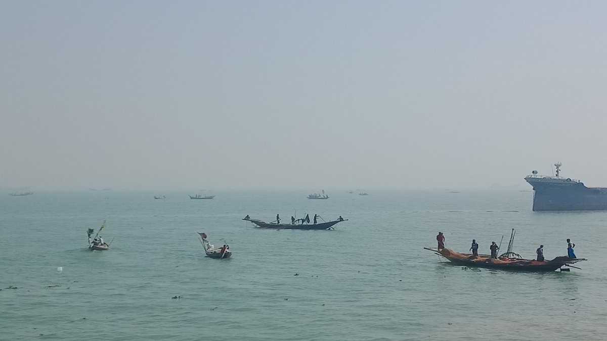 ভোলায় যাত্রীবাহী লঞ্চের ধাক্কায় ট্রলার ডুবি