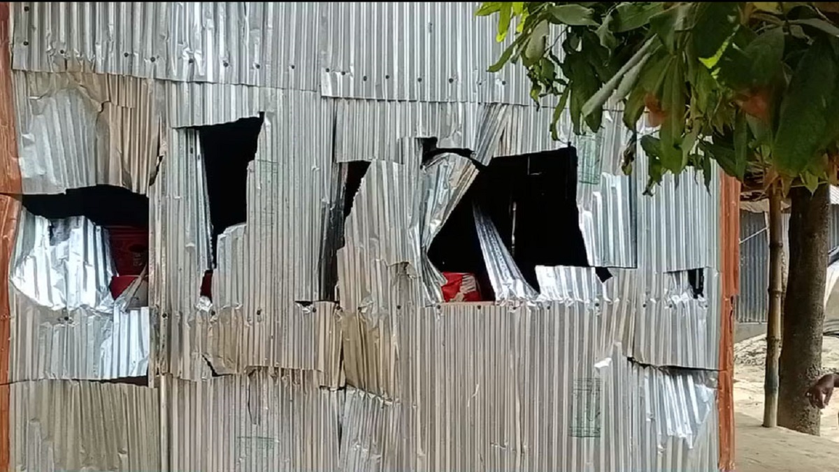 কালীগঞ্জে বেদে পল্লীতে হামলা ভাংচুর, ৭ জনকে কুপিয়ে জখম