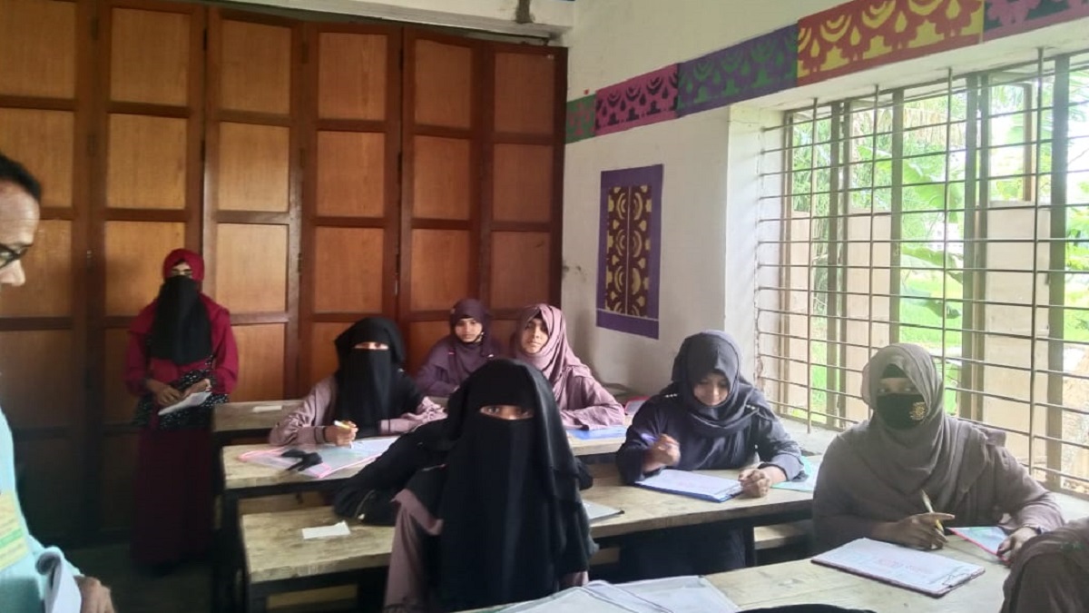 অবশেষে প্রশাসনের হস্তক্ষেপে প্রবেশপত্র পেলো সুমাইয়া, দিচ্ছে পরীক্ষা